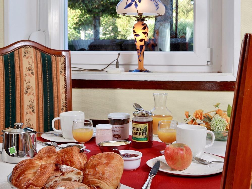 Logis Hotel & Restaurant Des Lacs Celles-sur-Plaine 外观 照片