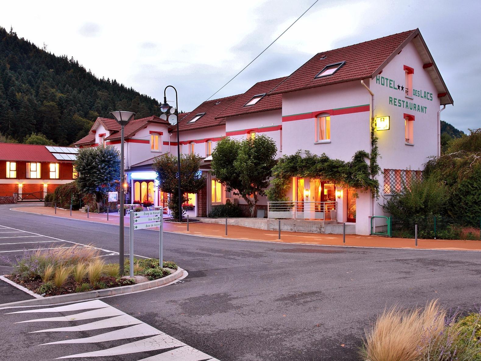 Logis Hotel & Restaurant Des Lacs Celles-sur-Plaine 外观 照片
