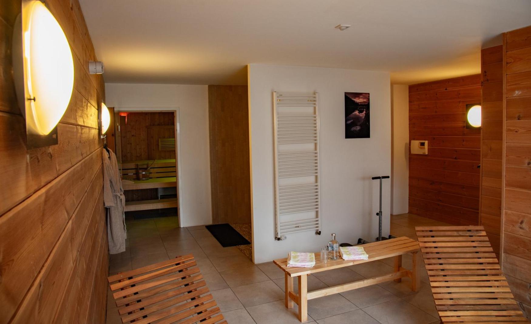 Logis Hotel & Restaurant Des Lacs Celles-sur-Plaine 外观 照片