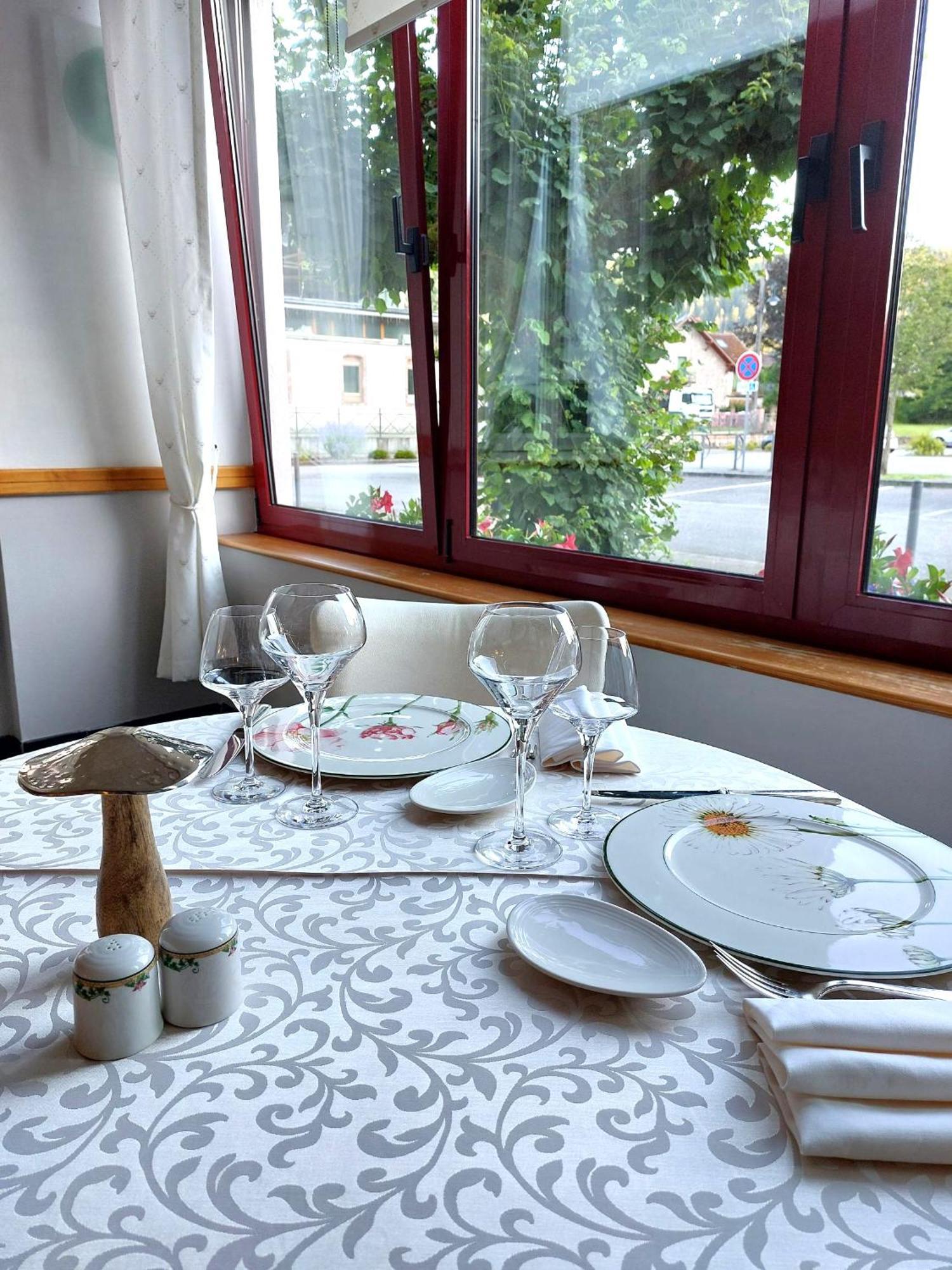 Logis Hotel & Restaurant Des Lacs Celles-sur-Plaine 外观 照片