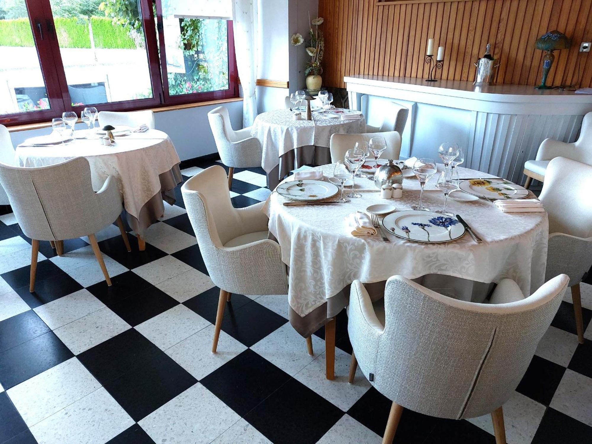 Logis Hotel & Restaurant Des Lacs Celles-sur-Plaine 外观 照片