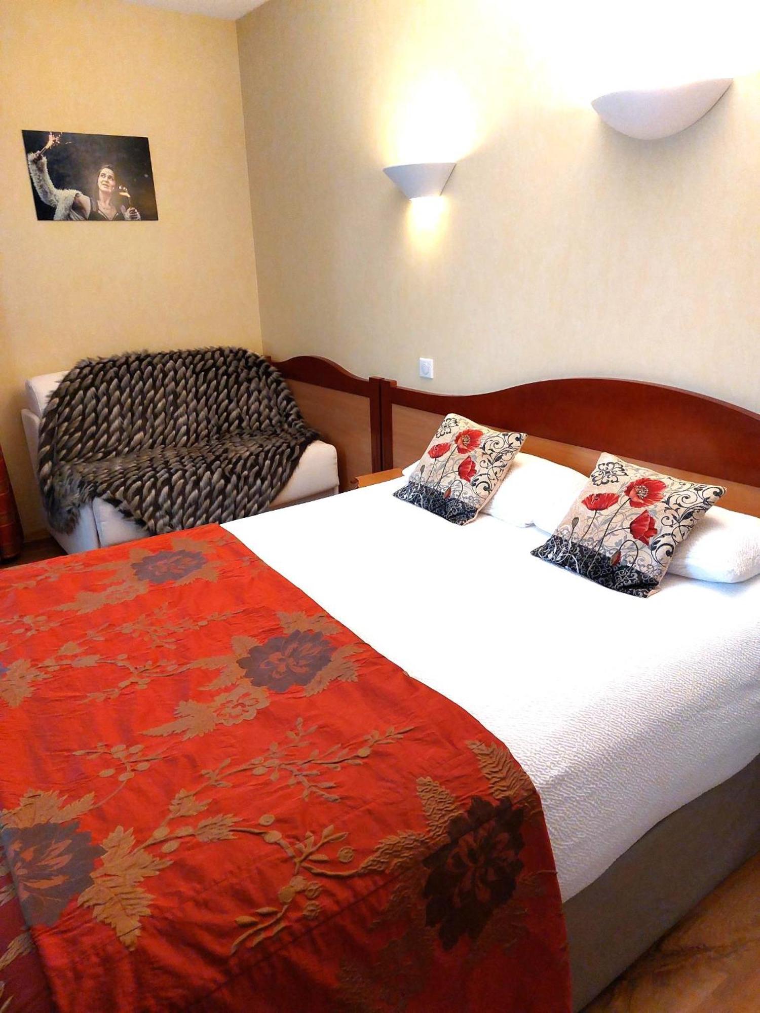 Logis Hotel & Restaurant Des Lacs Celles-sur-Plaine 外观 照片