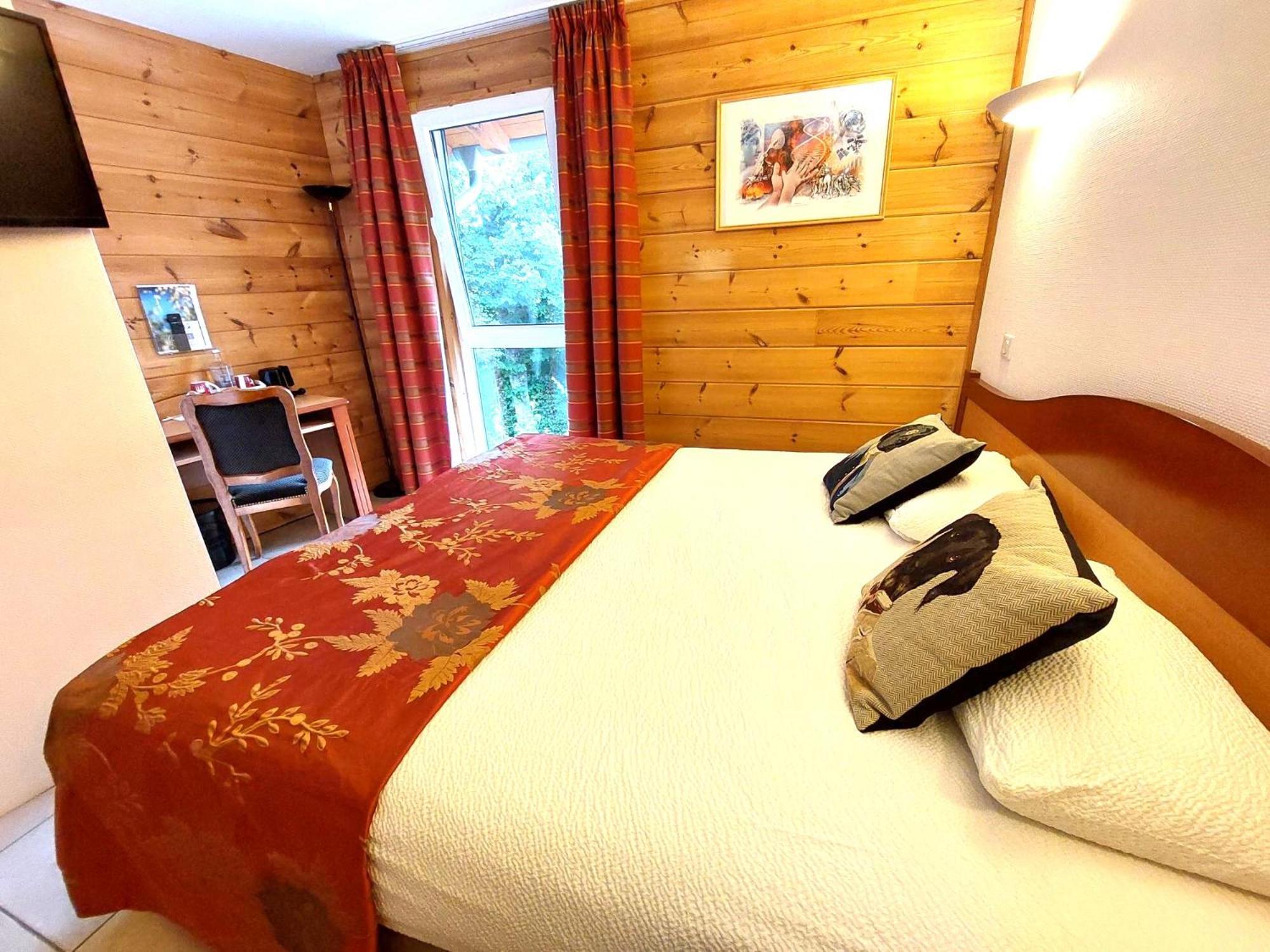 Logis Hotel & Restaurant Des Lacs Celles-sur-Plaine 外观 照片
