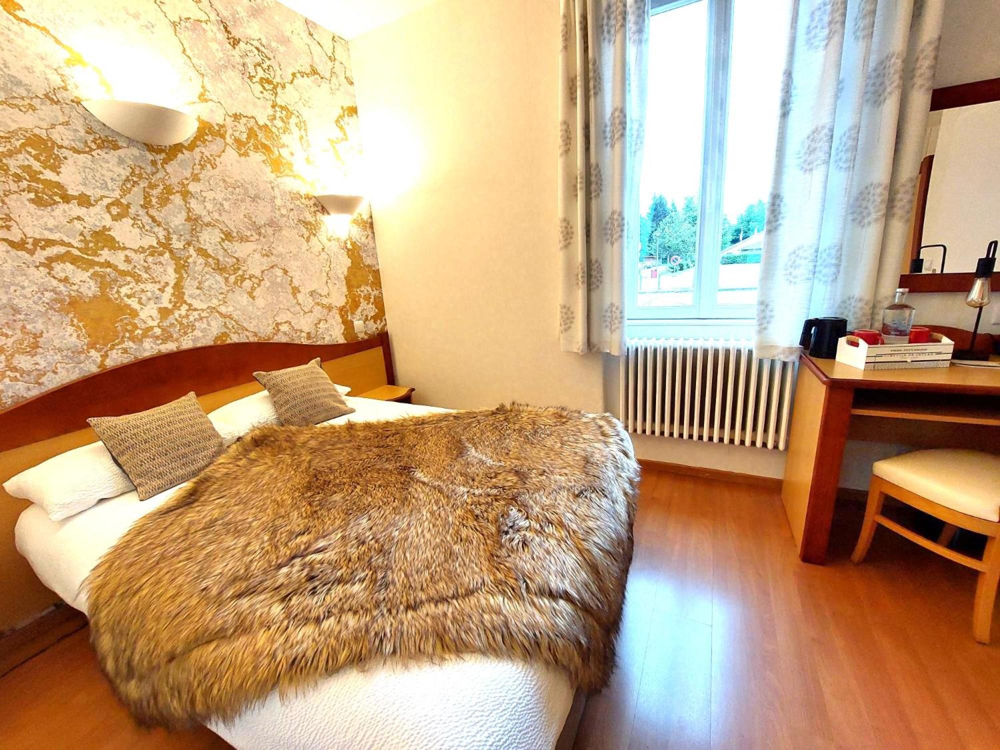 Logis Hotel & Restaurant Des Lacs Celles-sur-Plaine 外观 照片
