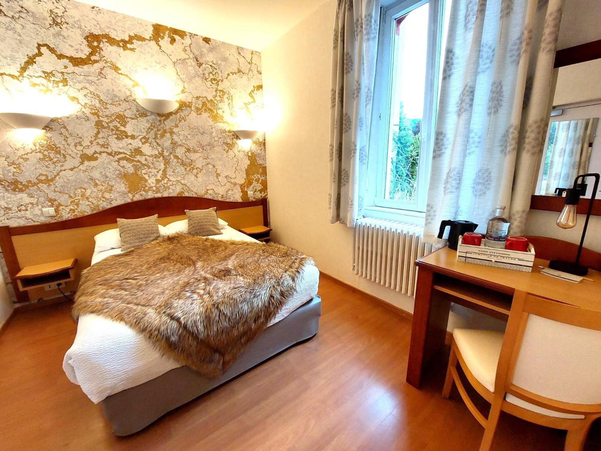 Logis Hotel & Restaurant Des Lacs Celles-sur-Plaine 外观 照片