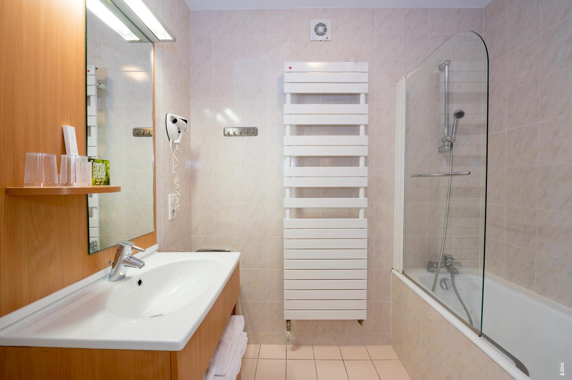 Logis Hotel & Restaurant Des Lacs Celles-sur-Plaine 外观 照片