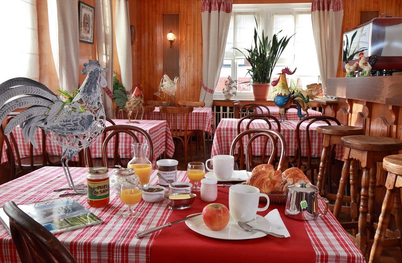 Logis Hotel & Restaurant Des Lacs Celles-sur-Plaine 外观 照片