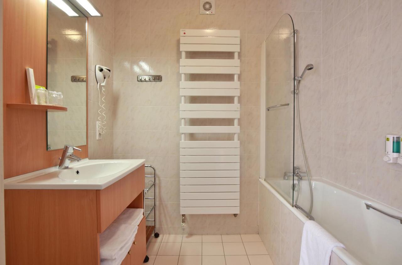 Logis Hotel & Restaurant Des Lacs Celles-sur-Plaine 外观 照片